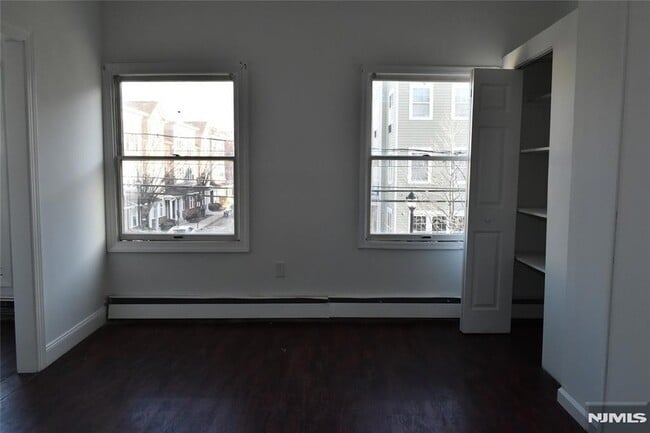 Building Photo - 129 Central Pl