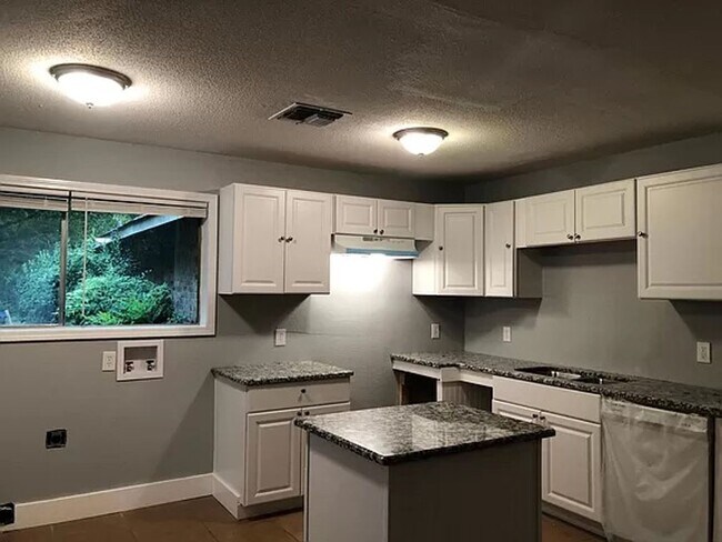 Building Photo - 1425-1425 Mahlow Dr