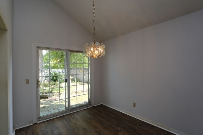 Building Photo - 2 Bedroom townhome