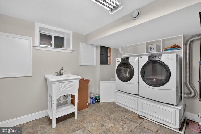 Building Photo - 1813 Florin St