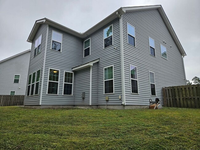 Building Photo - Beautiful unfurnished 3 bed 2.5 bath home ...