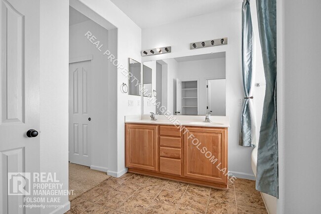 Building Photo - Spacious 4 bedroom 3 bath home in Anatolia
