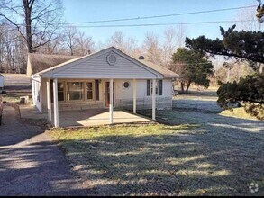 Building Photo - Comfy 2 Bedroom, 1 Bath House located in R...