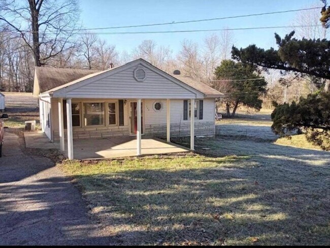 Primary Photo - Comfy 2 Bedroom, 1 Bath House located in R...