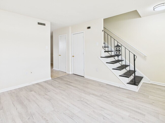 Building Photo - 806 Arlington Rd