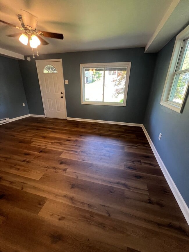 Building Photo - Newly Renovated 2 Bed/1 Bath Single Family...