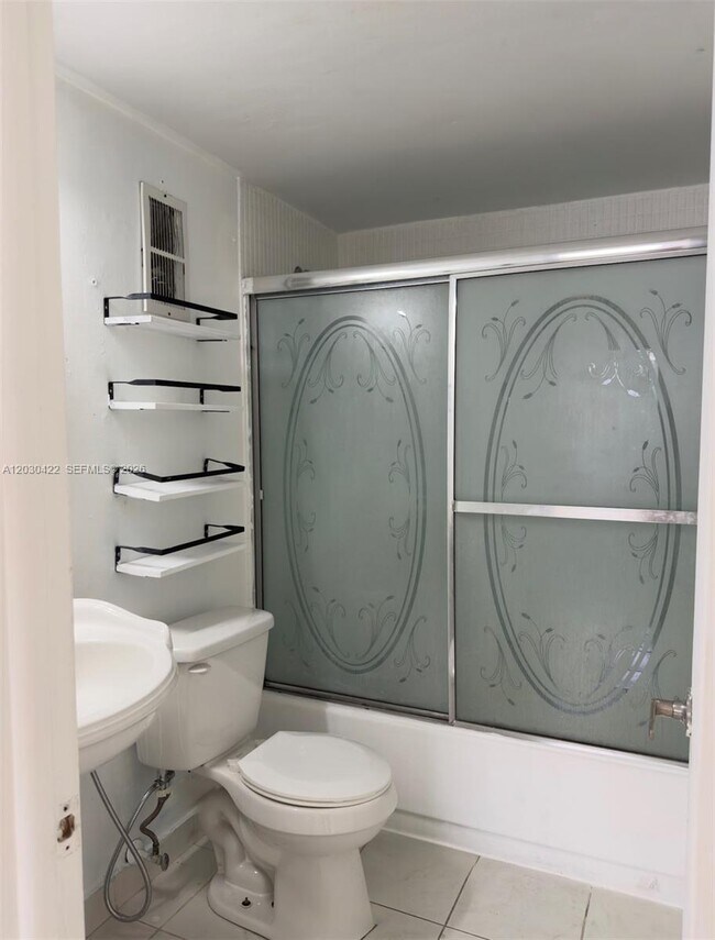 Building Photo - 1035 W 77th St