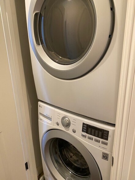 Building Photo - 1454 S Cloverdale Ave