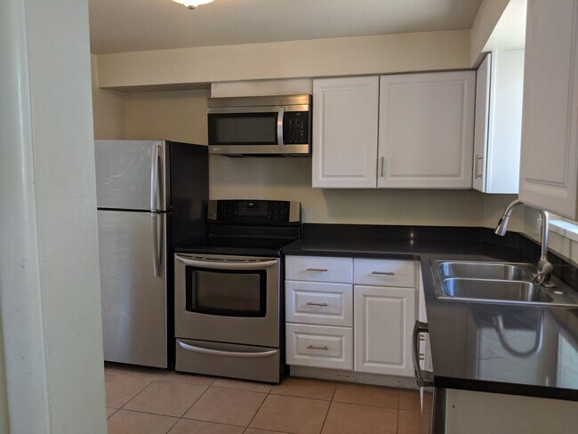Building Photo - West Wash Park 2/1 Lots of Light, Mountain View and Reserved Parking!!