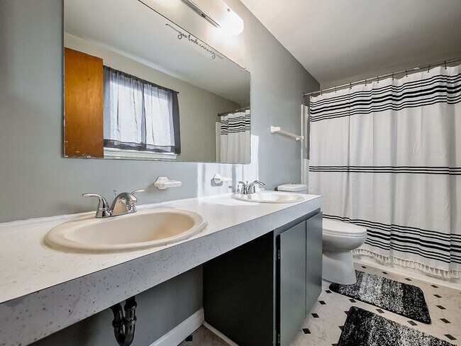 Building Photo - AVAILABLE NOW! Spacious and Inviting Westland Home!