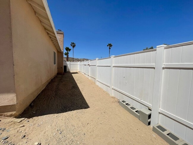 Building Photo - Large 4 Bedroom 2 bath Home in Chocolate Drop Neighborhood