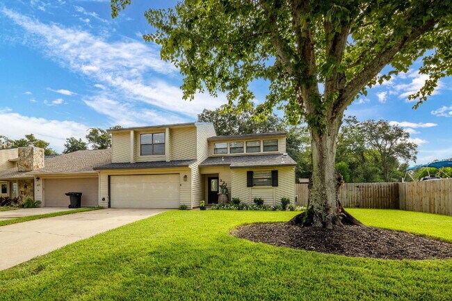 Building Photo - "Charming and Updated 3-Bed end unit townh...