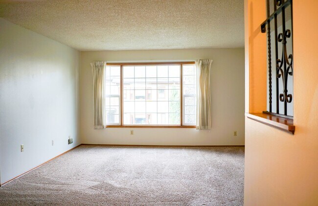 Building Photo - Close in NE-2 Bedroom, 1.5 Bath Ready Now!