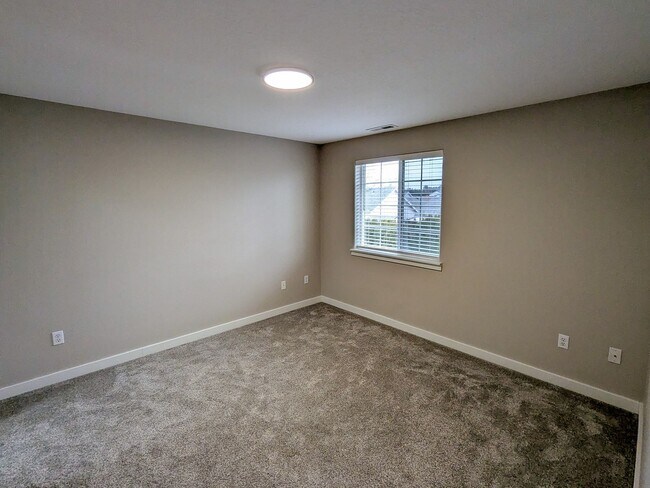 Building Photo - 1497 Golden Ln N