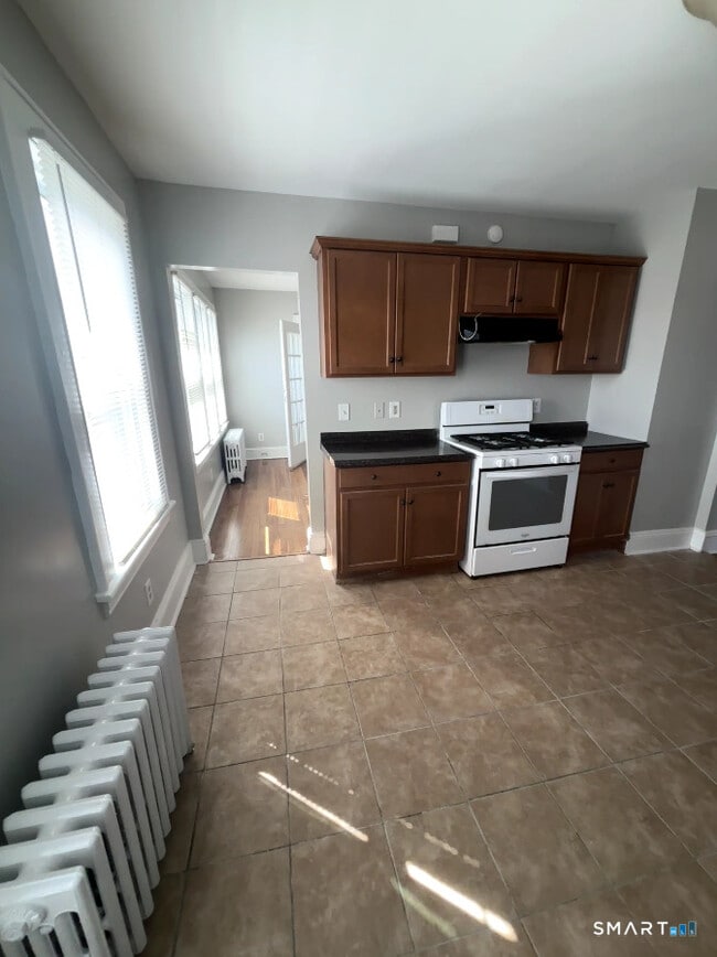 Building Photo - 624 Bishop Ave