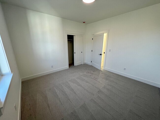 Building Photo - 331 Talons Dr