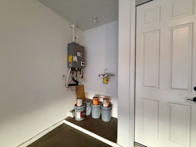 Building Photo - 3 BED 2.5 BATH 2 CAR GARAGE MODERN TOWNHOM...