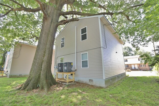 Building Photo - UPDATED & READY 07-14-25! 2-Bedroom 2nd Fl...