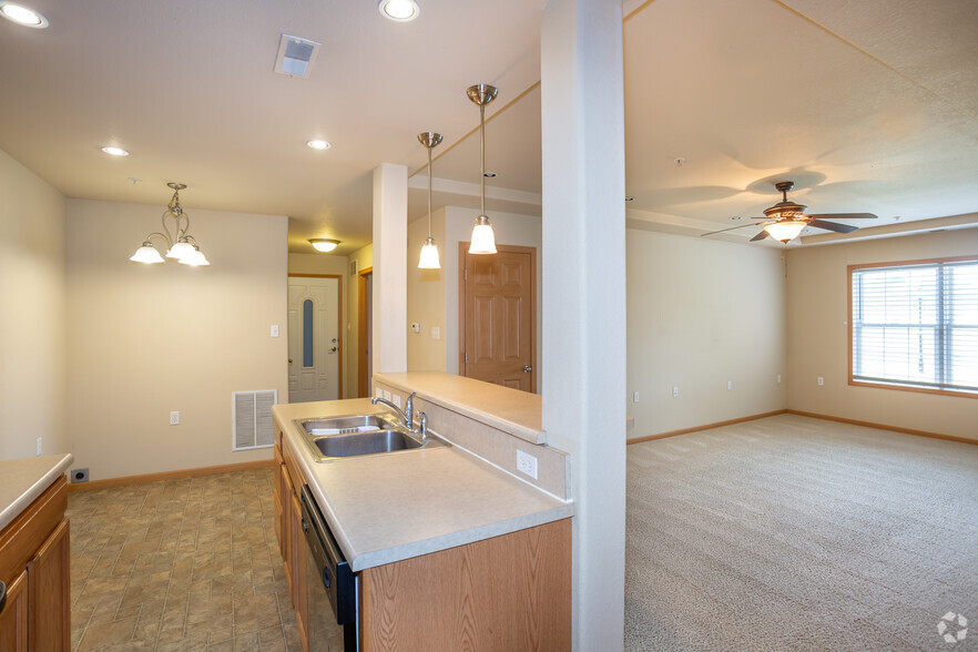 2BR, 2BA - 900 SF - The Courtyards at Cherry Creek