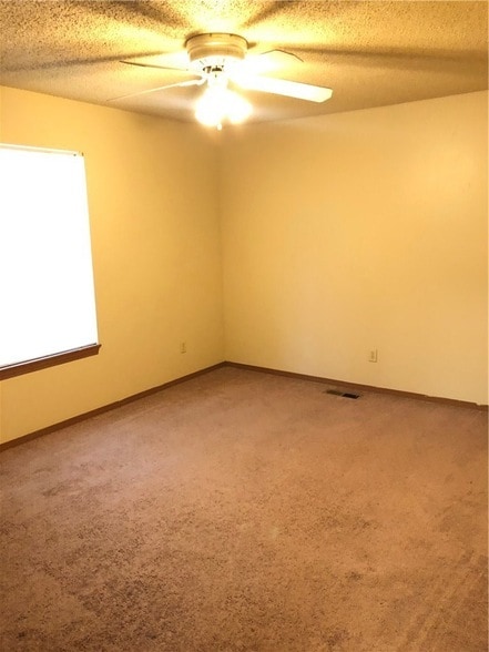 Building Photo - 609 W Adams St