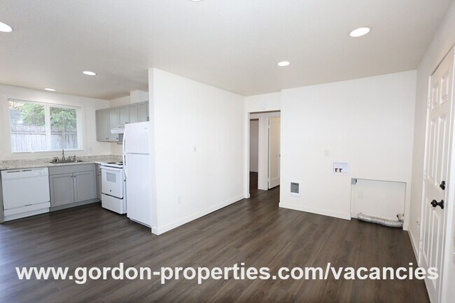 Building Photo - SE Arista Dr - 2 bedroom unit in the heart...