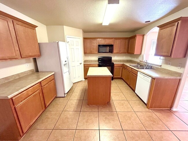 Building Photo - **MOVE IN SPECIAL** Welcome Home to Comfor...