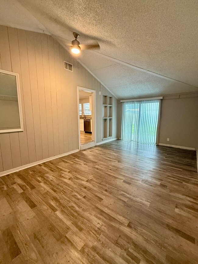 Building Photo - Dual Living Delight in the Heart of Lakeland!