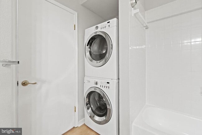 Building Photo - 3909 Penderview Dr