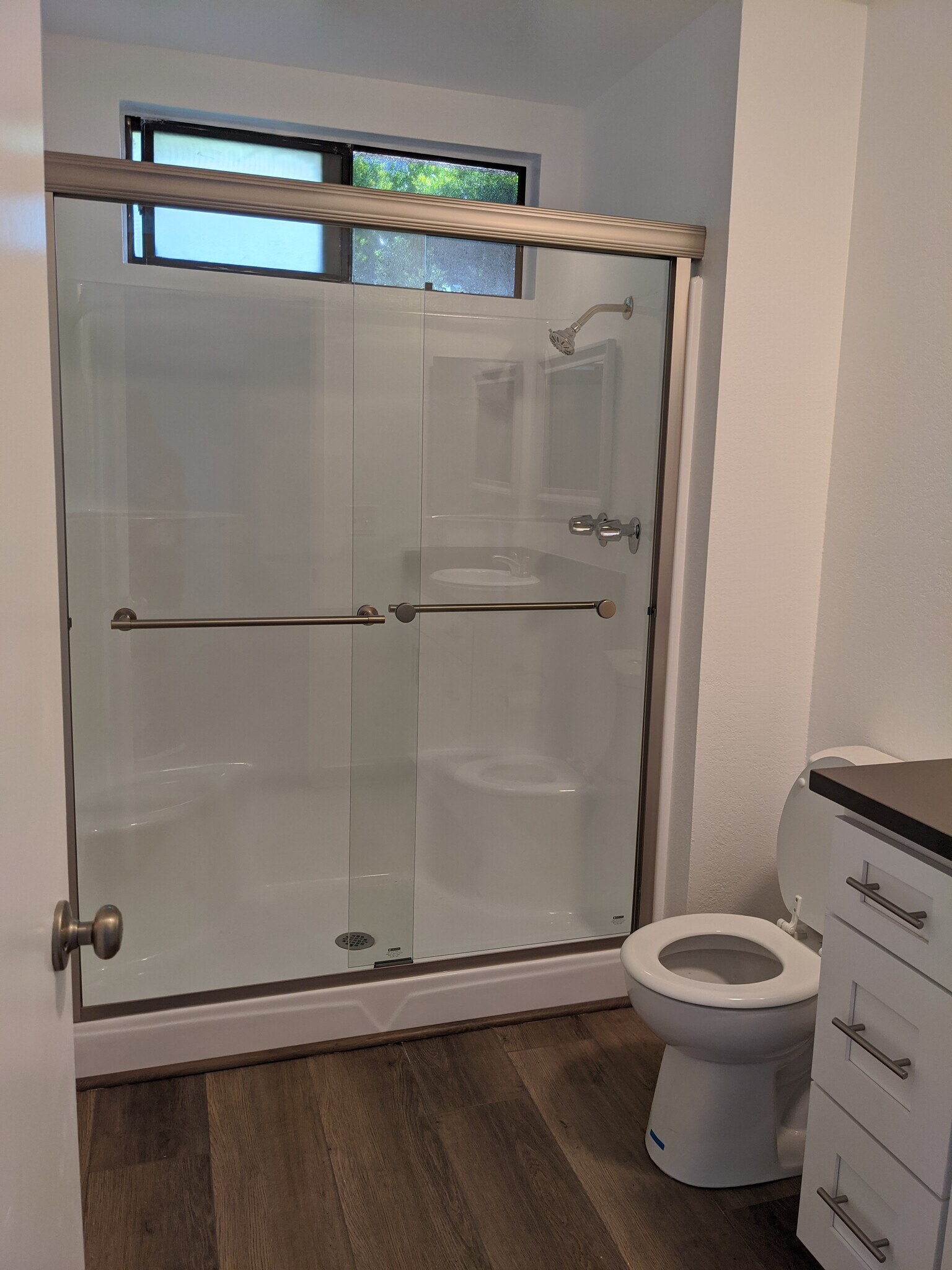 Ensuite Bathroom - 10255 Riverside Dr