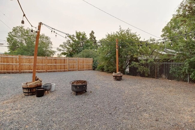 Building Photo - Downtown Bend Darling Cottage – Walk to Everything!