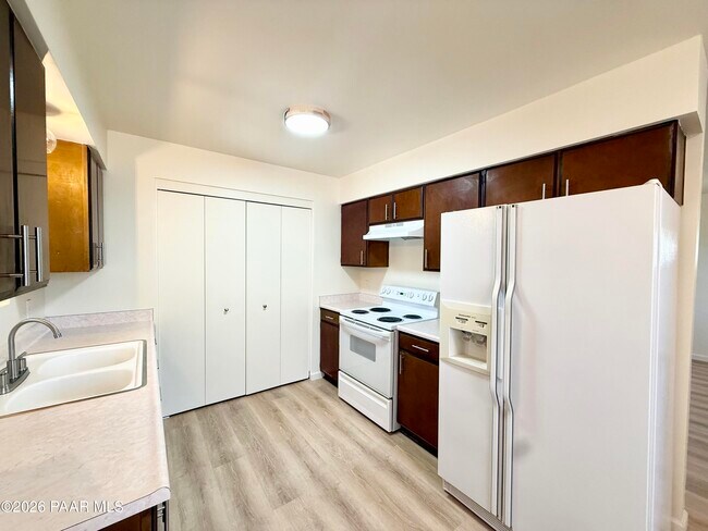 Building Photo - 2859 Meadow Ln