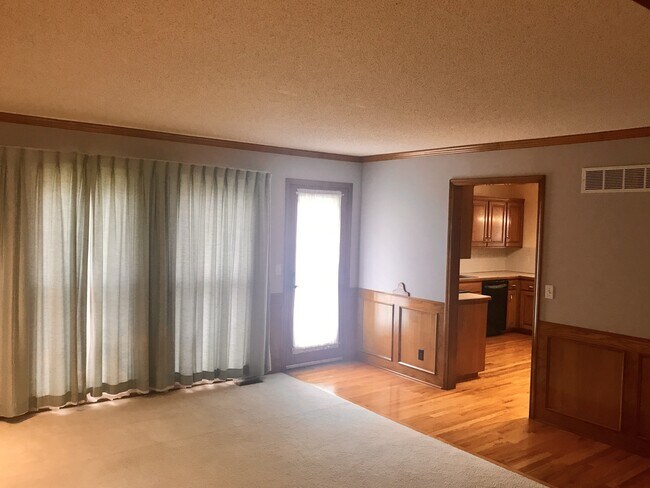 Building Photo - {15031} Charming Two Story Home + Huge, Fenced Yard + Cul de Sac