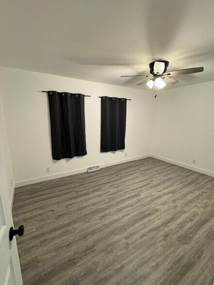 Building Photo - 306 S Hemlock St