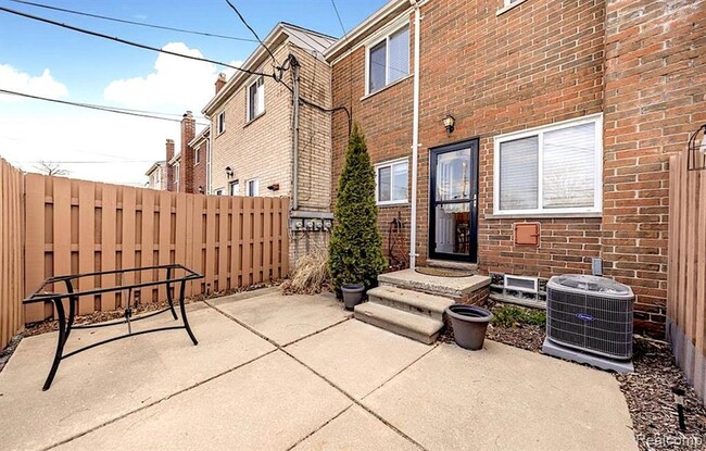 Building Photo - 4822 Mansfield Ave