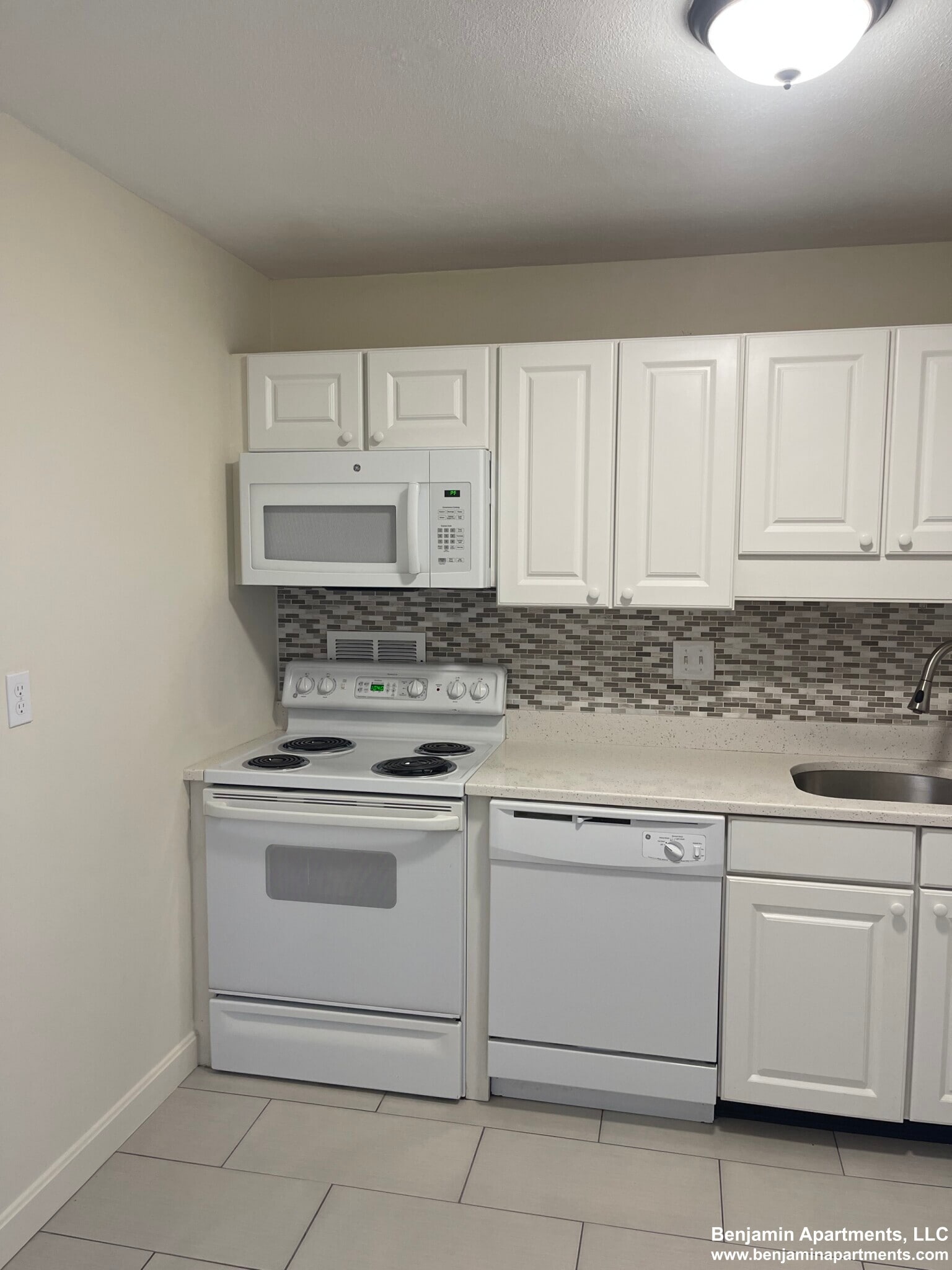 Building Photo - 71 Monmouth St