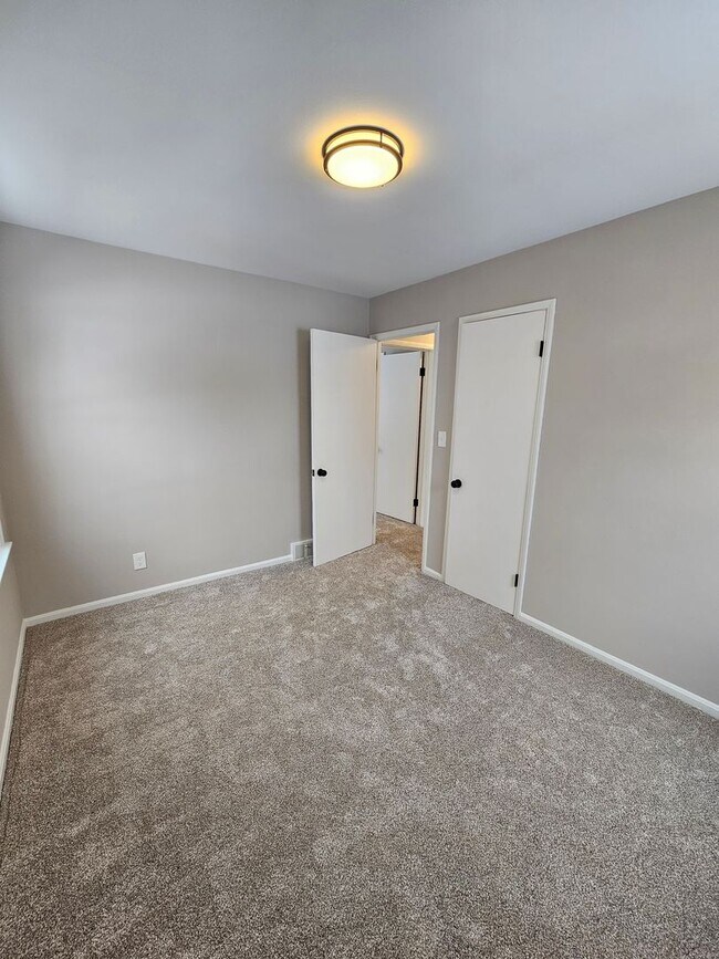 Building Photo - Beautiful Parma Heights 3 Bedroom