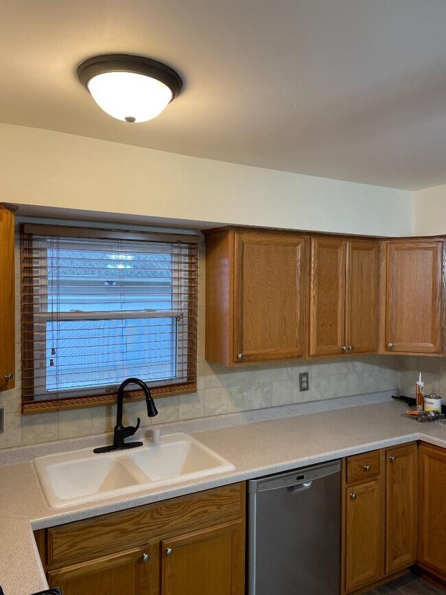 Building Photo - 9221-9223 W Morgan Ave - 9223