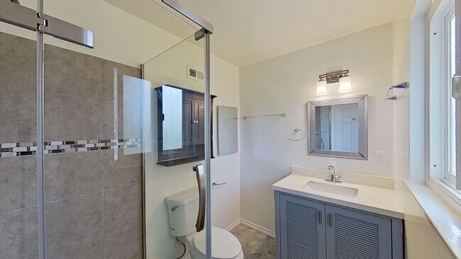 Building Photo - Spacious 4 Bedroom/2 Bathroom home plus Of...