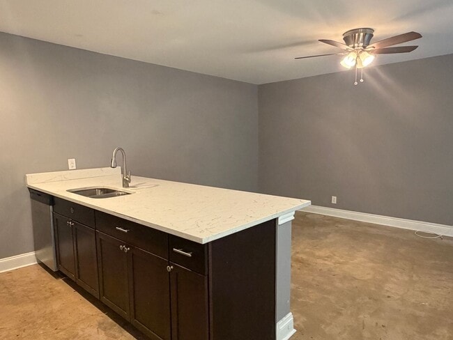 Building Photo - Fully Renovated 1-Bedroom Apartment in Alamo Heights ISD