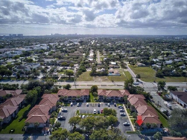 Building Photo - 400 Club Cir