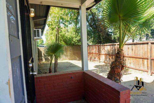 Building Photo - 697 Santiago Ave