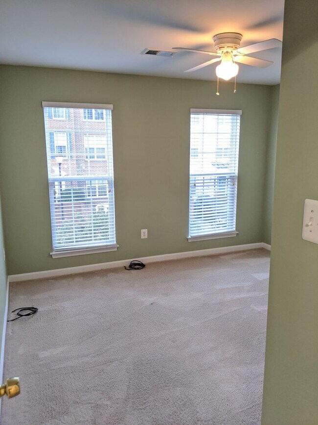 Building Photo - 3 Level townhouse in Frederick available e...