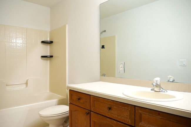 Building Photo - Spacious 4bd home available Now!