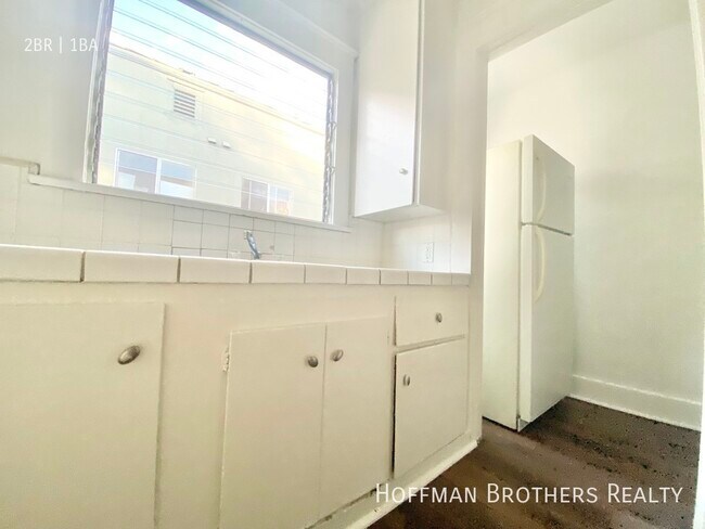 Building Photo - 526 1/2 Heliotrope -
