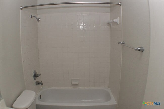 Building Photo - 102 E Robin Ln