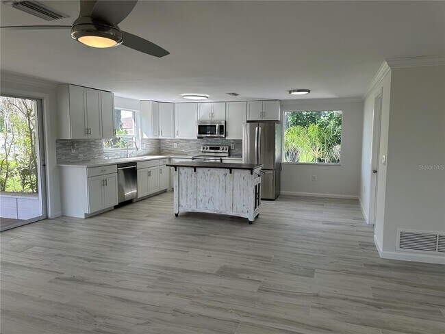 Building Photo - 812 Bayview Dr
