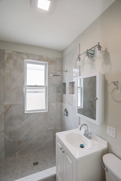 Building Photo - 2709 N Kilpatrick Ave