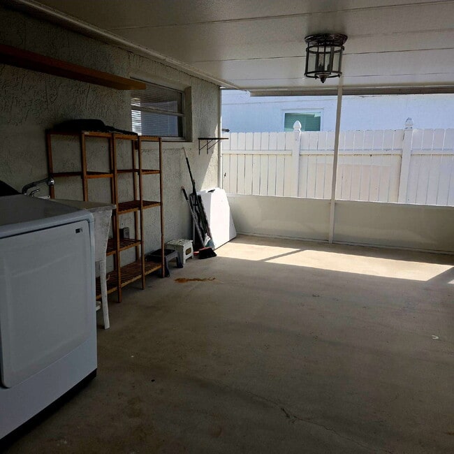 Building Photo - This gorgeous 2/1 house has been remodeled gourmet chef's kitchen, shaker cabinets, granite count...