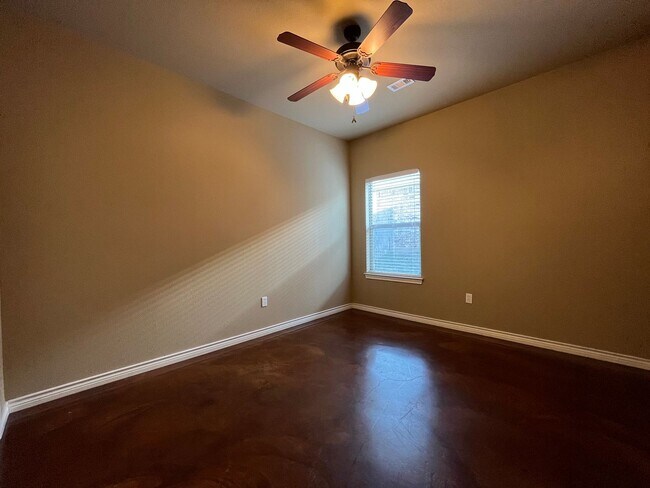 Building Photo - AVAILABLE NOW:  3 bedroom house