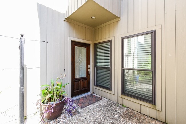 Building Photo - 9400 Doliver Dr